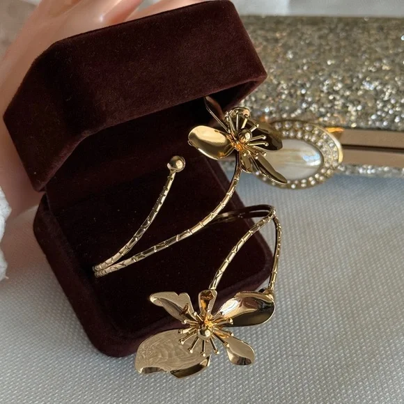 Gold Floral Bracelet - Picture 6 of 8